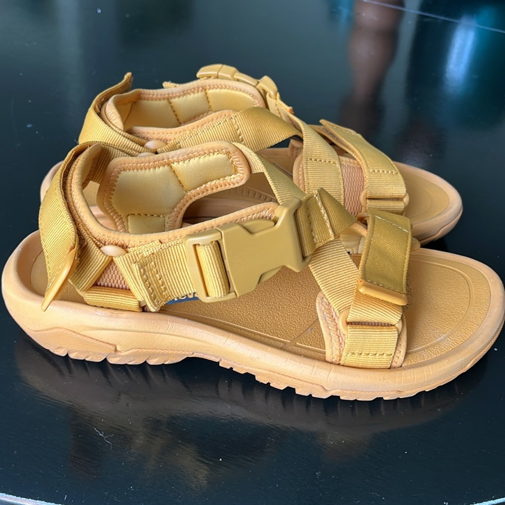 EUC Teva sandal with chunky sole and Velcro / buckle closure sizing 8M/10W